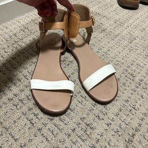 Cole Haan signature tan caramel beige and white sandals size 8.5